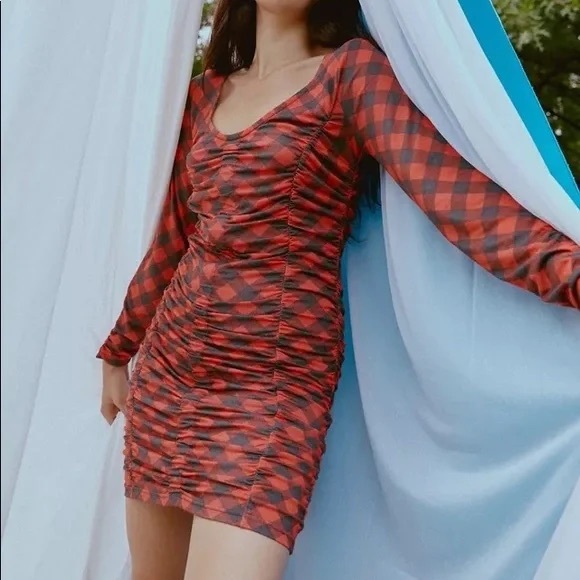 💋 UO Ruched Mini Dress - Picture 3 of 9